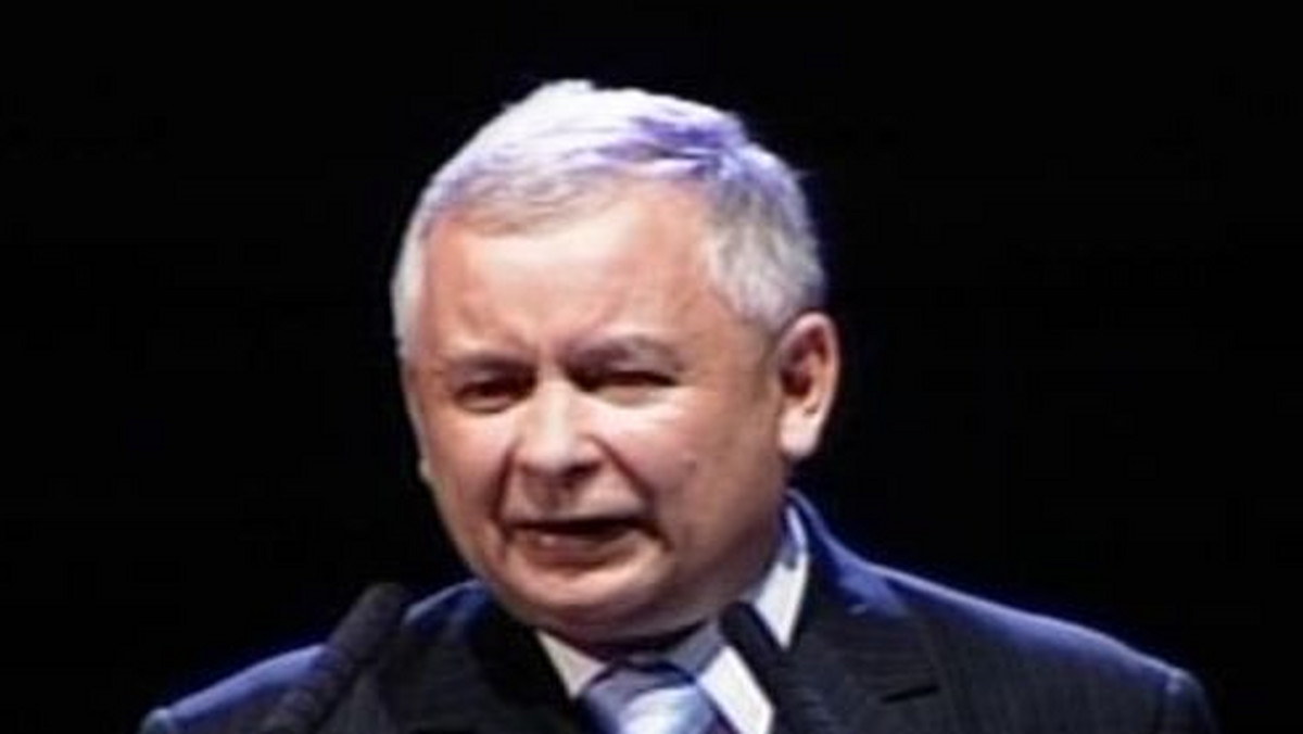 Prezes PiS Jarosław Kaczyński wystąpił na konwencji PiS "Ty jesteś Polską" poświęconej młodym ludziom. Lider partii przy tej okazji krytykował działania Donalda Tuska w sprawie wysokiego bezrobocia wśród absolwentów. - Miało być bardzo wiele, jest wielka dziura. Tusk i jego ekipa nadawałaby się do salonu gry, w którym przegrywa i gra dalej i zawsze ma jakąś bajeczkę - mówił.