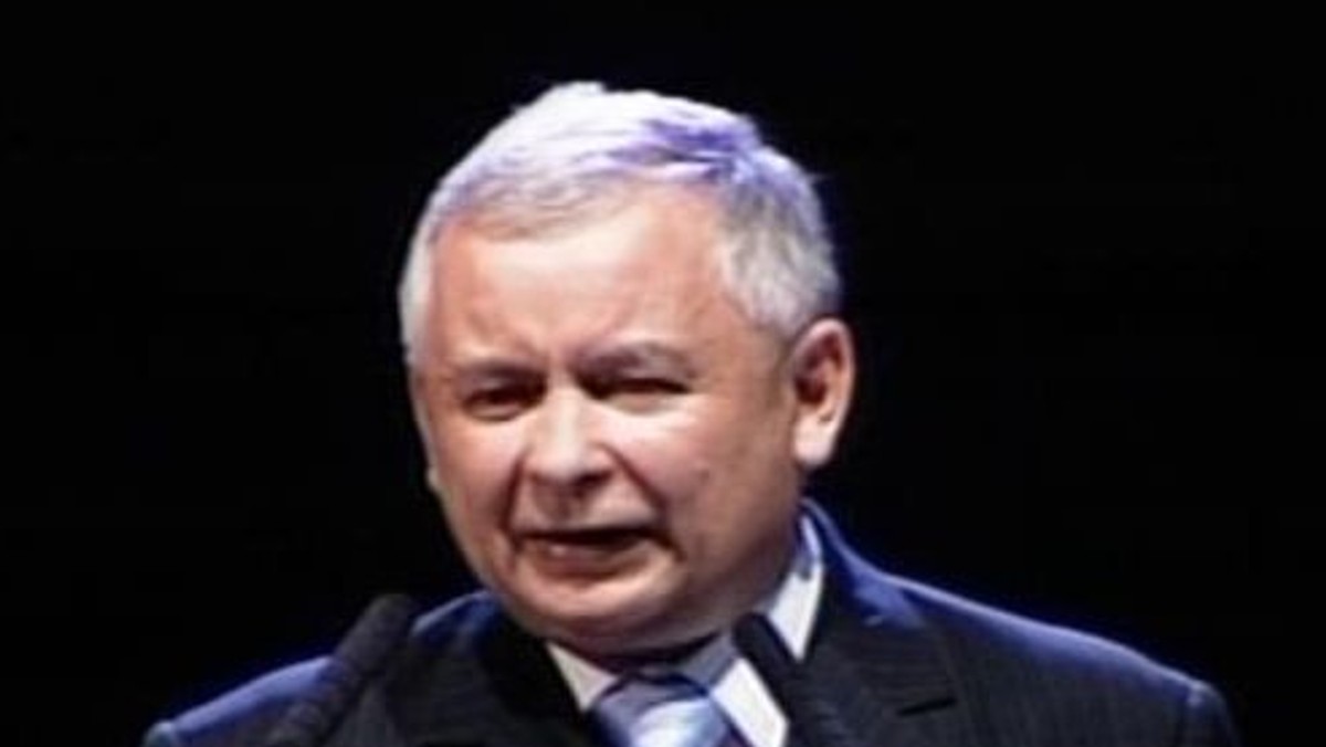 Prezes PiS Jarosław Kaczyński wystąpił na konwencji PiS "Ty jesteś Polską" poświęconej młodym ludziom. Lider partii przy tej okazji krytykował działania Donalda Tuska w sprawie wysokiego bezrobocia wśród absolwentów. - Miało być bardzo wiele, jest wielka dziura. Tusk i jego ekipa nadawałaby się do salonu gry, w którym przegrywa i gra dalej i zawsze ma jakąś bajeczkę - mówił.