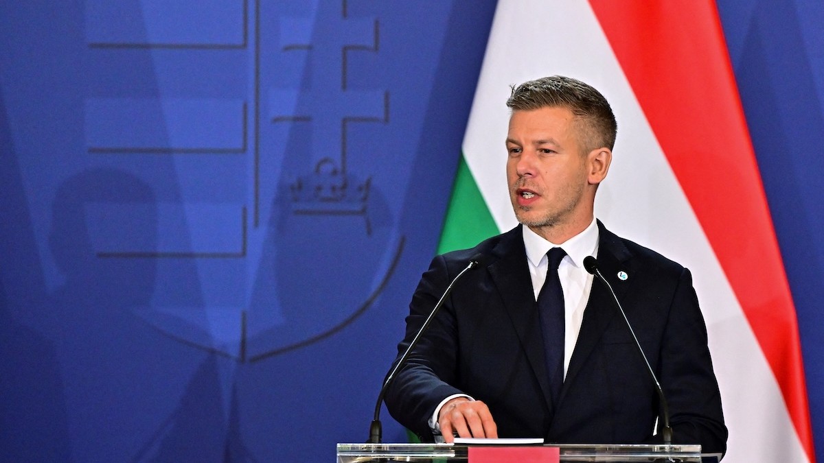 Maďarský premiér Peter Magyar hovorí počas tlačovej konferencie na stretnutí krajín Vyšehradskej štvorky (V4) v Godollo, Maďarsko, 23. júna 2026.