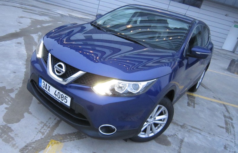 Nowy nissan qashqai gra w zupełnie innej lidze - chce być modny, dlatego większość stojących obok aut będzie wyglądać jak kapeć przy nowoczesnym bucie sportowym. Ma ostro wyciętą karoserię z wielkim wlotem z przodu. Na świat "patrzy" przez modne przymrużone reflektory. Poza tym to solidna, zwarta sylwetka, mocno osadzona na dużych kołach - trafione proporcje, wymuskane szczegóły. Samochód został zaprojektowany z polotem…