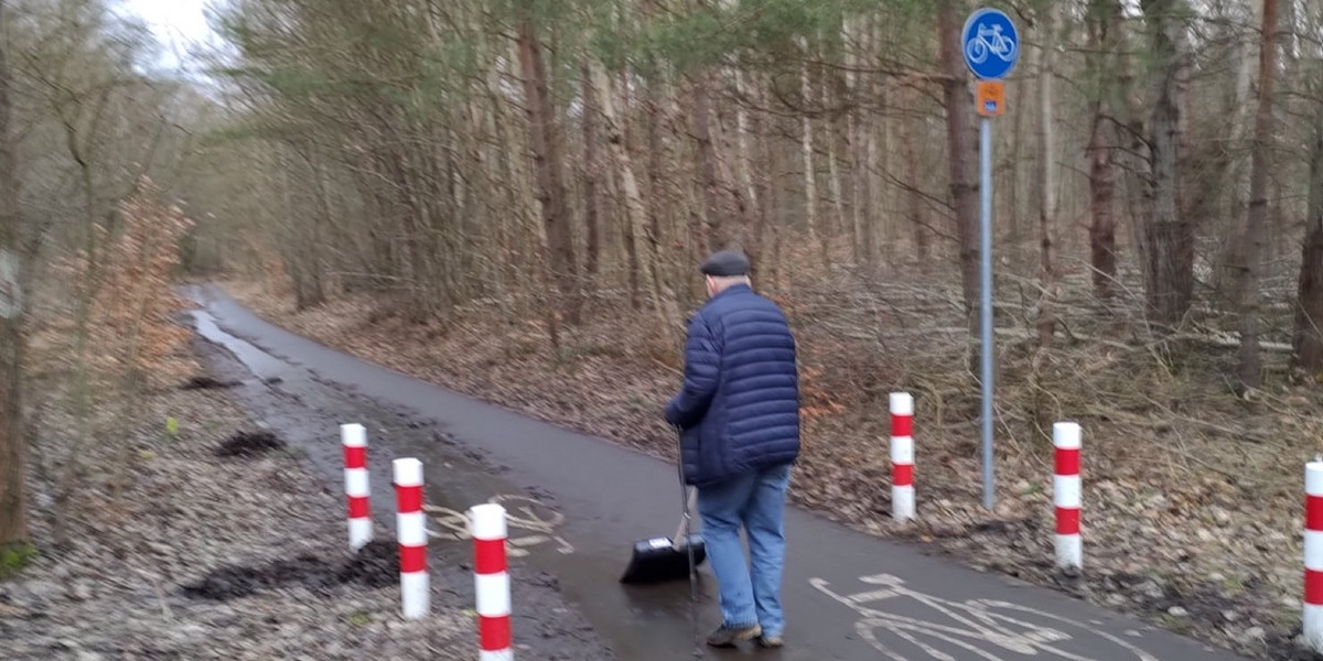 Starszy pan samo posprzątał ścieżkę spacerowo-rowerow