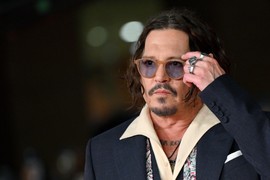 Skromni SIN DŽONIJA DEPA konačno uslikan i ljudi ne mogu da ga se nagledaju: Kažu da je SAVRŠENI MIKS slavnih roditelja, a evo zašto se o njemu NE GOVORI