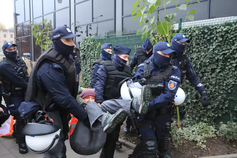 Policja przeniosła aktywistów