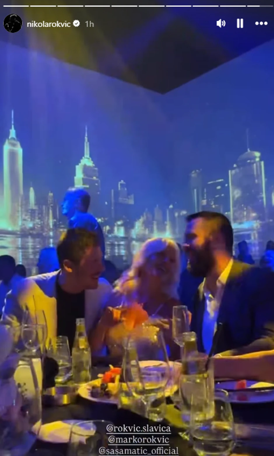 Nikola Rokvić sa majkom i bratom