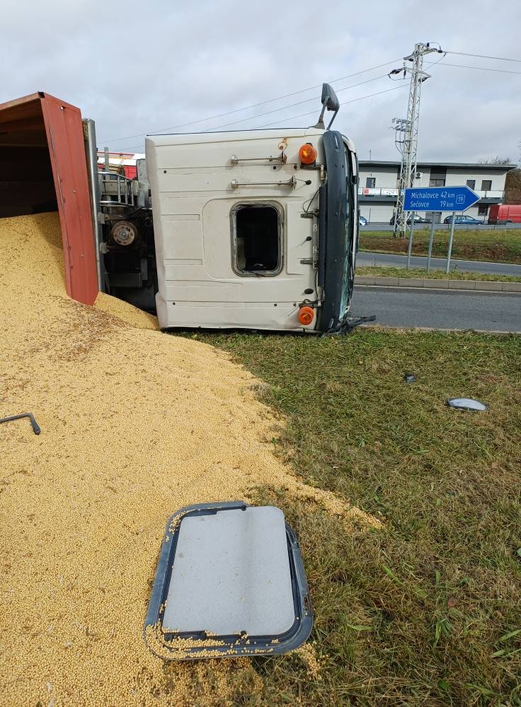 Pri Bidovciach sa prevrátil kamión.