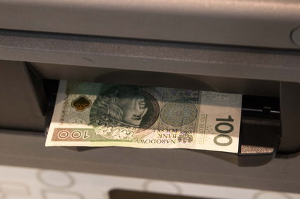 Coraz mniej bankomatów w Polsce