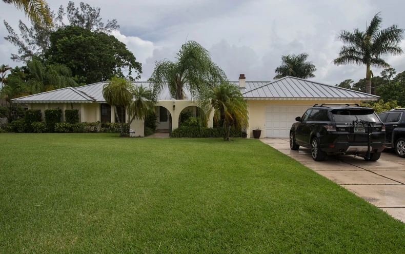 Mišel Stivens (53) je ležala mrtva u garaži svoga doma, dok je Harouf grizao lice njenom suprugu, koga je takođe ubio