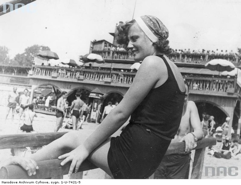 Kobieta na słynnej warszawskiej plaży