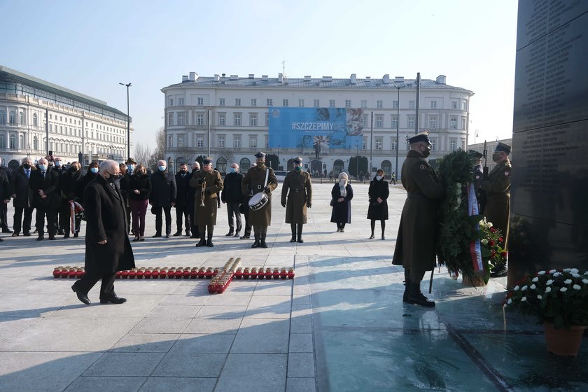 Kaczyńskiego pod pomnikiem smoleńskim ochraniał snajper?