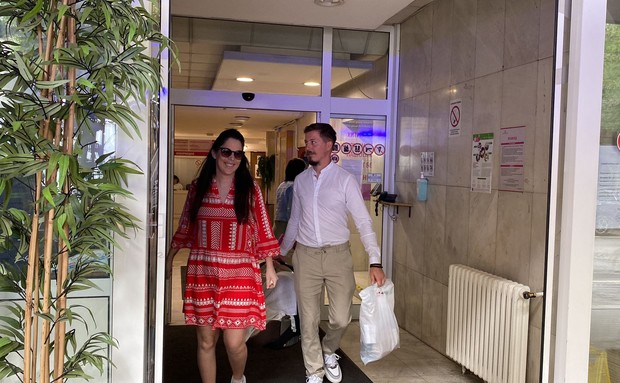 Dinča izveo ženu iz porodilišta