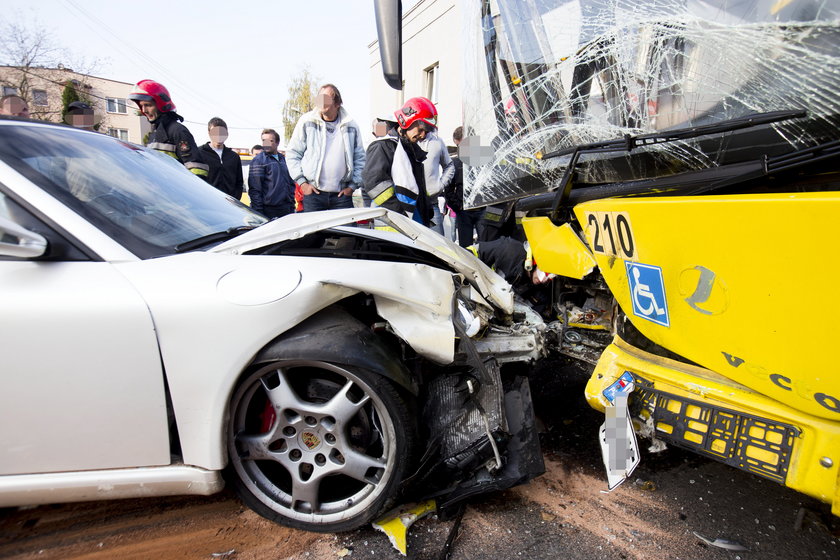 Wypadek: porsche zderzyło się z autobusem