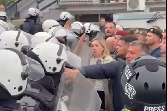 (VIDEO) NAPETO U RESNIKU Demonstranti se sukobili sa policijom, organi reda razdvajaju dve grupe