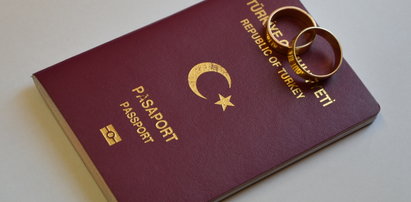 Zobacz, jak łatwo uchodźcy kupią fałszywe paszporty