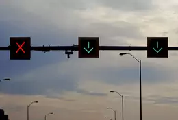 Czy wiesz, co oznacza czerwony znak "X" nad drogą? Lepiej go nie ignoruj