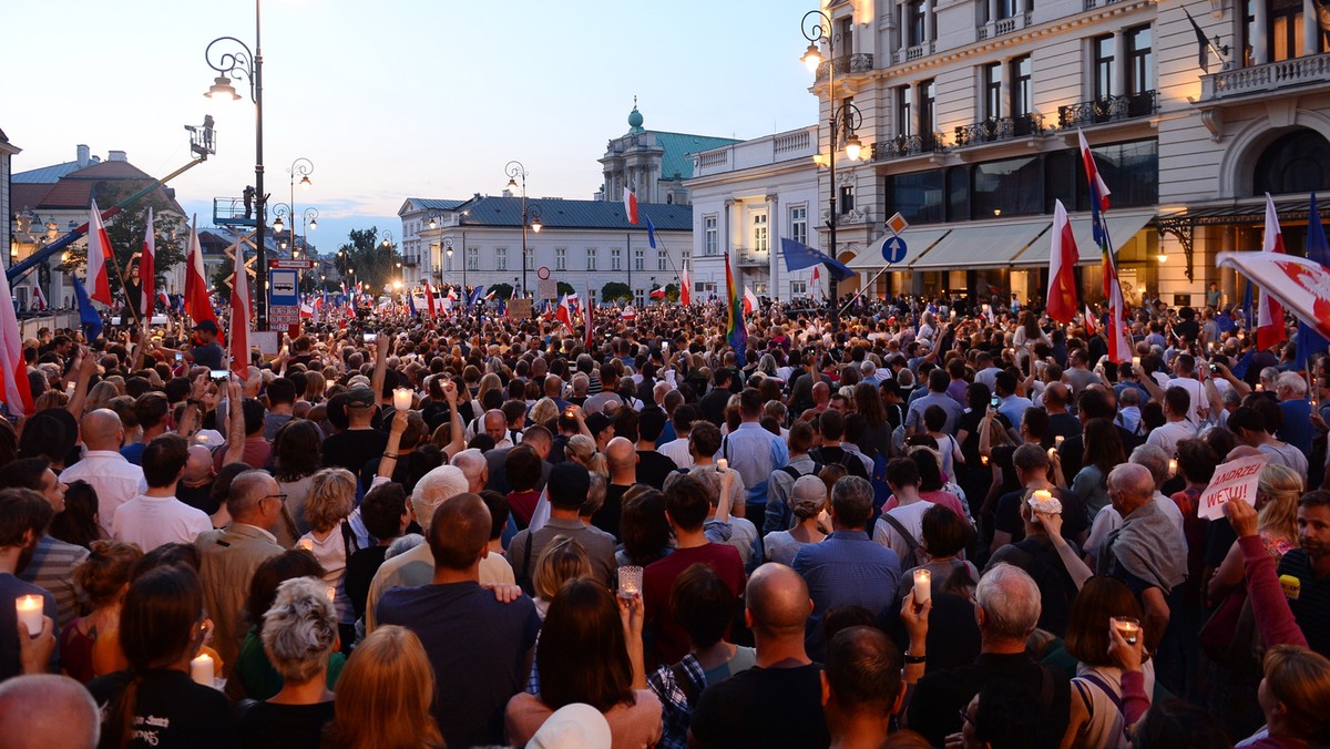 Protestujący przed Pałacem Prezydenckim