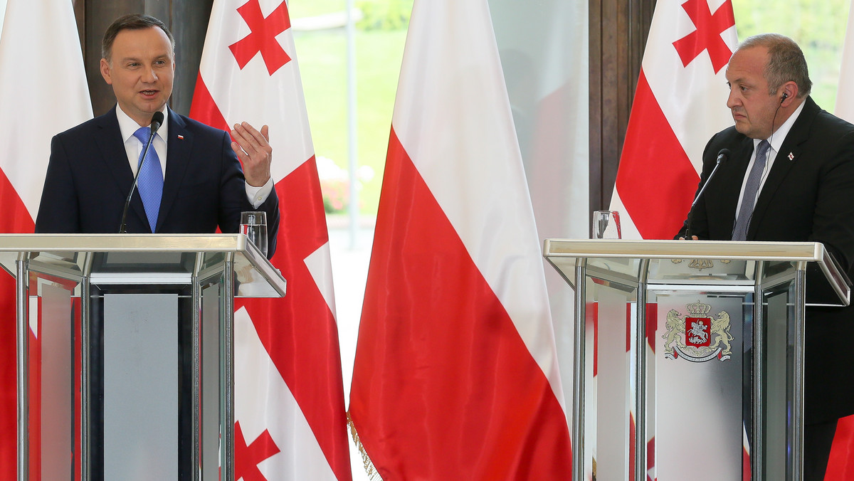 Znaczenie polityki otwartych drzwi w NATO i potrzebę zrobienia kolejnego kroku w dążeniu Gruzji do członkostwa w Sojuszu podkreślili prezydenci Polski i Gruzji w deklaracji przyjętej dzisiaj w Tbilisi. - To w jakimś sensie podążanie ścieżką, którą w sensie politycznym wytyczył prezydent Lech Kaczyński - powiedział Andrzej Duda. Prezydent Gruzji podziękował z kolei za "zdecydowane stanowisko", jakie Polska okazuje Gruzji na forum NATO, Unii Europejskiej, a także na forum ONZ. Margwelaszwili dziękował też za działania Lecha Kaczyńskiego. - Prezydent Polski stał u naszego boku - zaznaczył.