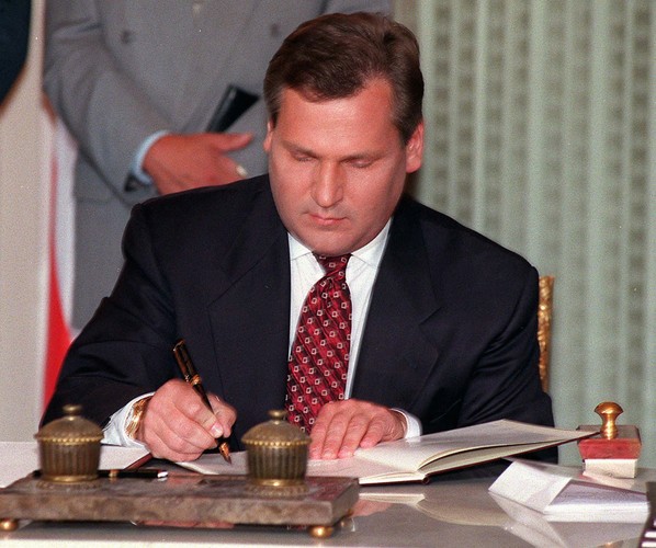 Uchwalenie konstytucji w 1997 roku