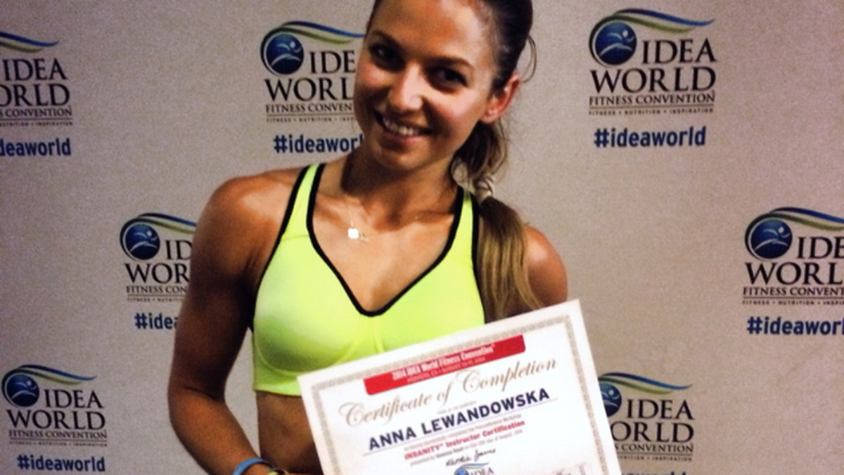 Jak wiadomo Anna Lewandowska jest osobą bardzo wysportowaną. Z jednej strony trenuje sztuki walki, w czym odnosi sukcesy, a z drugiej poświęca się fitnessowi. Żona naszego najlepszego piłkarza wróciła właśnie z Kalifornii, gdzie zdobyła prestiżowy certyfikat Insanity.