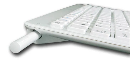 W niewielkiej, ale dobrze wykonanej klawiaturze znajdziemy rysik oraz dodatkowy port USB