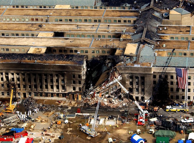 Agenci FBI, strażacy, ratownicy oraz inżynierowie w Pentagonie, w który uderzył jeden z uprowadzonych samolotów