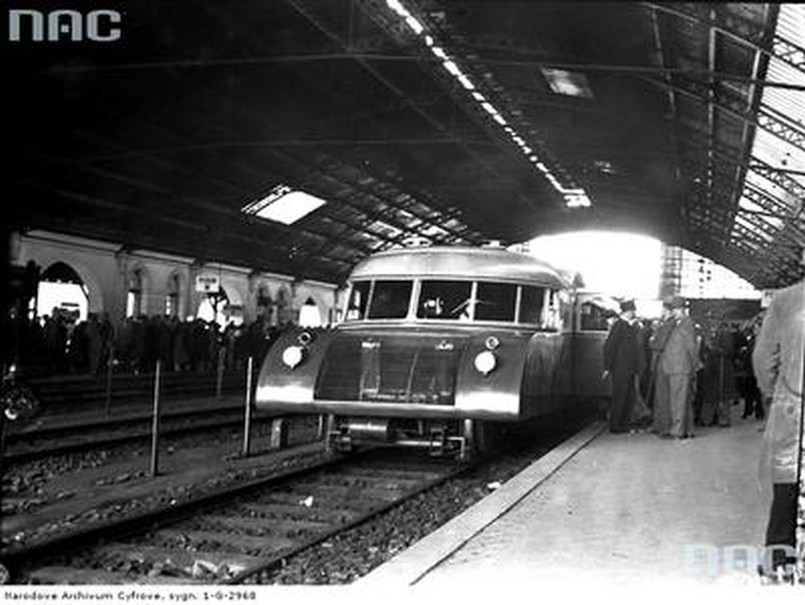 To był odpowiednik Pendolino – z aerodynamicznym nosem, ekskluzywnym wnętrzem i cenami biletów wyższymi niż na innych połączeniach. W polskiej fabryce Fablok, która została założona w 1919 r., wyprodukowano pięć egzemplarzy na bazie wagonu spalinowego Austro-Daimler.