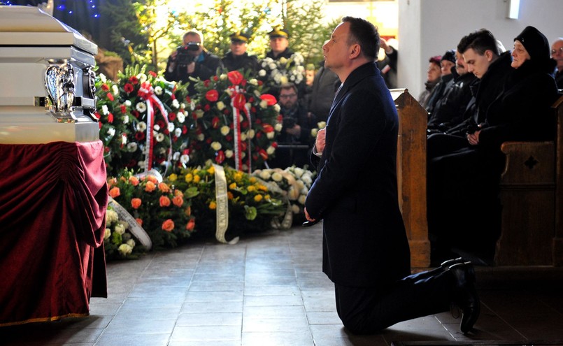 Udział w uroczystościach biorą prezydent Andrzej Duda, wicemarszałek sejmu Joachim Brudziński, szefowa Kancelarii Prezesa Rady Ministrów Beata Kempa, posłowie PiS, wojewoda zachodniopomorski oraz przedstawiciel Ambasady Republiki Federalnej Niemiec w Polsce.
