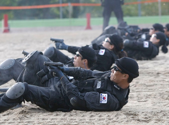 Południowokoreańscy policjanci przygotowują się do szczytu G20 w Seulu.