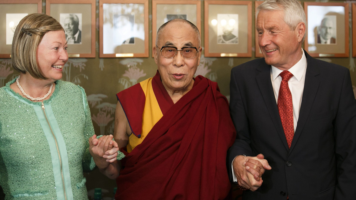 Duchowy przywódca Tybetańczyków Dalajlama XIV oświadczył Oslo, że nie ma za złe przedstawicielom rządu norweskiego, iż nie spotkają się z nim podczas jego wizyty w Norwegii. Władze tego kraju nie chciały pogarszać i tak złych stosunków z Chinami.