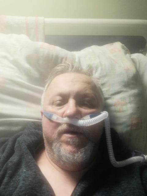 Zdjęcie pana Grzegorza z oddziału wewnętrznego, zanim podłączono go do respiratora