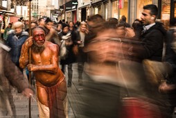 W genomie współczesnych ludzi naukowcy odkryli wiele fragmentów DNA pochodzenia neandertalskiego.