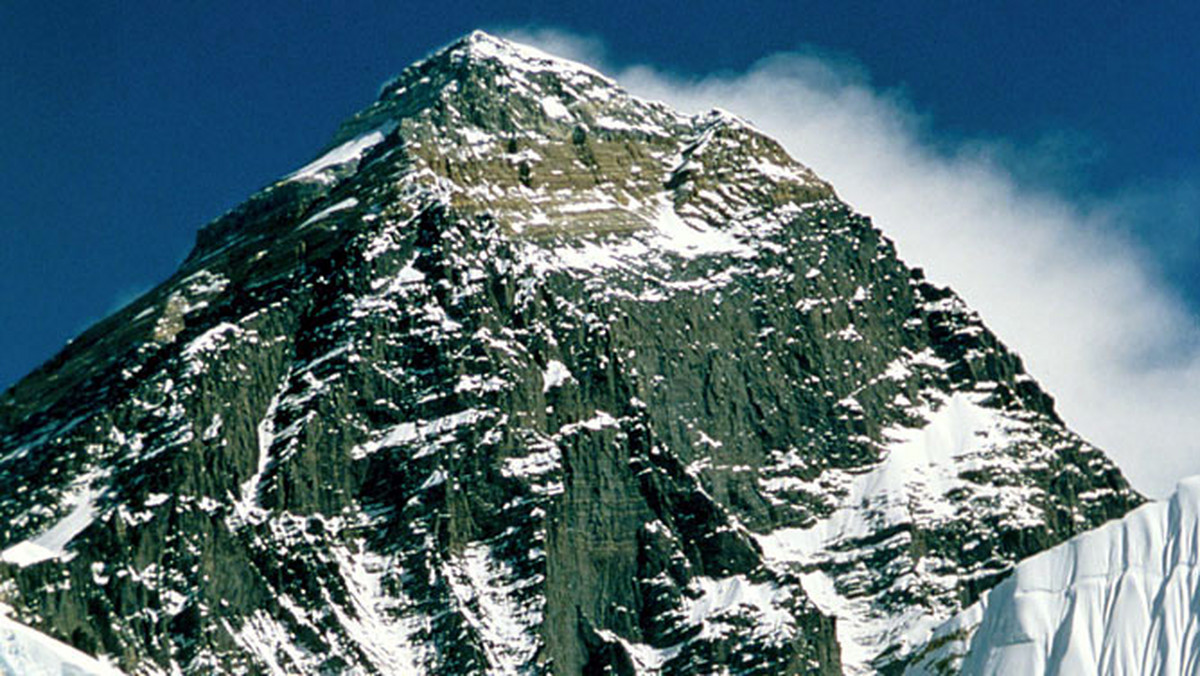 Nepalski Szerpa Apa pobił swój własny rekord największej liczby wejść na Mount Everest zdobywając w środę najwyższy szczyt Ziemi po raz 21.