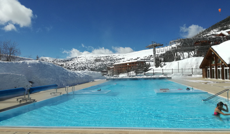 Odkryty basen w L'Alpe d'Huez