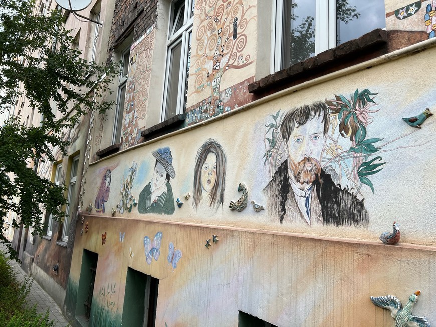 Obrazy Wyspiańskiego na murze kamienicy