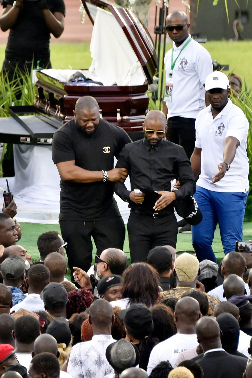 Zamieszki na pogrzebie znanego muzyka. Fani zbezcześcili ciało
