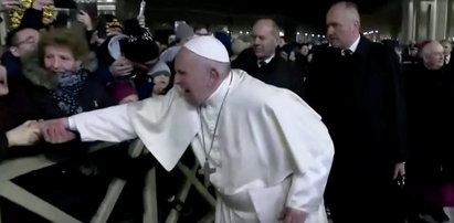 Papież Franciszek się zdenerwował. Uderzył kobietę