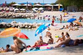 Omladina IZBEZUMLJENO GLEDA SLIKE Jugoslovenki na plaži 1985, a OVAKAV PRIZOR mogao je da se vidi TAD I NIKAD VIŠE: Za starije ove fotografije su BUDILNICI NOSTALGIJE