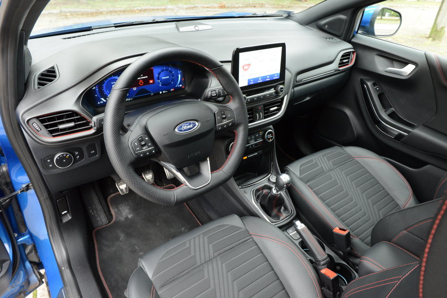 Ford Puma ma praktyczną kabinę, zrobioną z dobrych materiałów, jak na auto tej klasy.