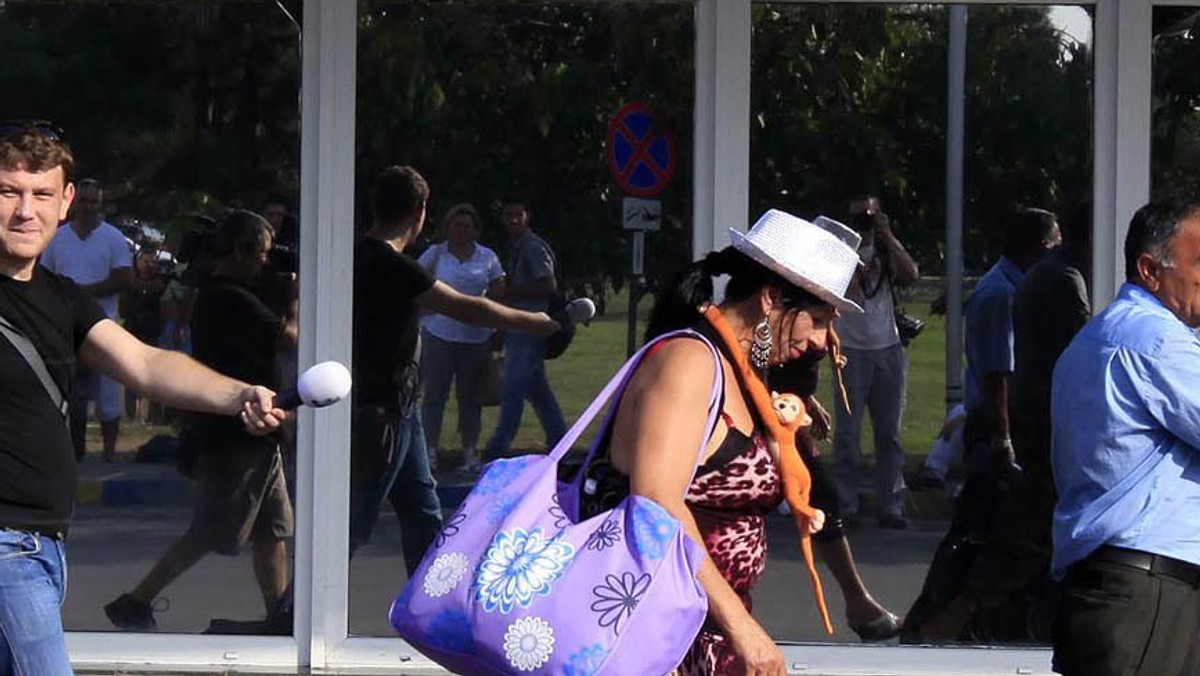 Około 200 Romów protestowało przed ambasadą Francji w Sofii przeciwko wydalaniu bułgarskich i rumuńskich Romów przez władze francuskie. Wiec był zorganizowany przez organizacje romskie i Bułgarski Komitet Helsiński.