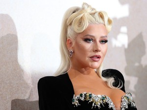 Christina Aguilera egy szál bugyiban lépett a vörös szőnyegre, és elképesztően sikkesen viselte