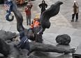 W Kijowie zdemontowano radziecki pomnik przyjaźni ukraińsko-rosyjskiej