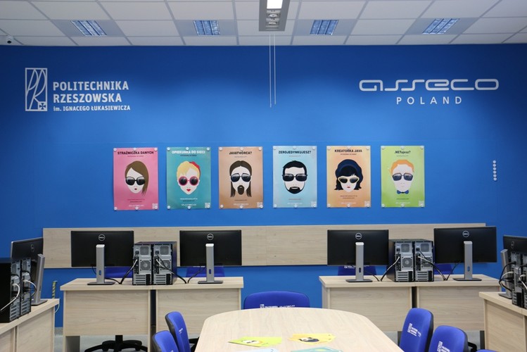 Na jednej ze ścian znalazła się tablica magnetyczna, na której studenci Politechniki będą mogli zamieszczać swoje projekty.