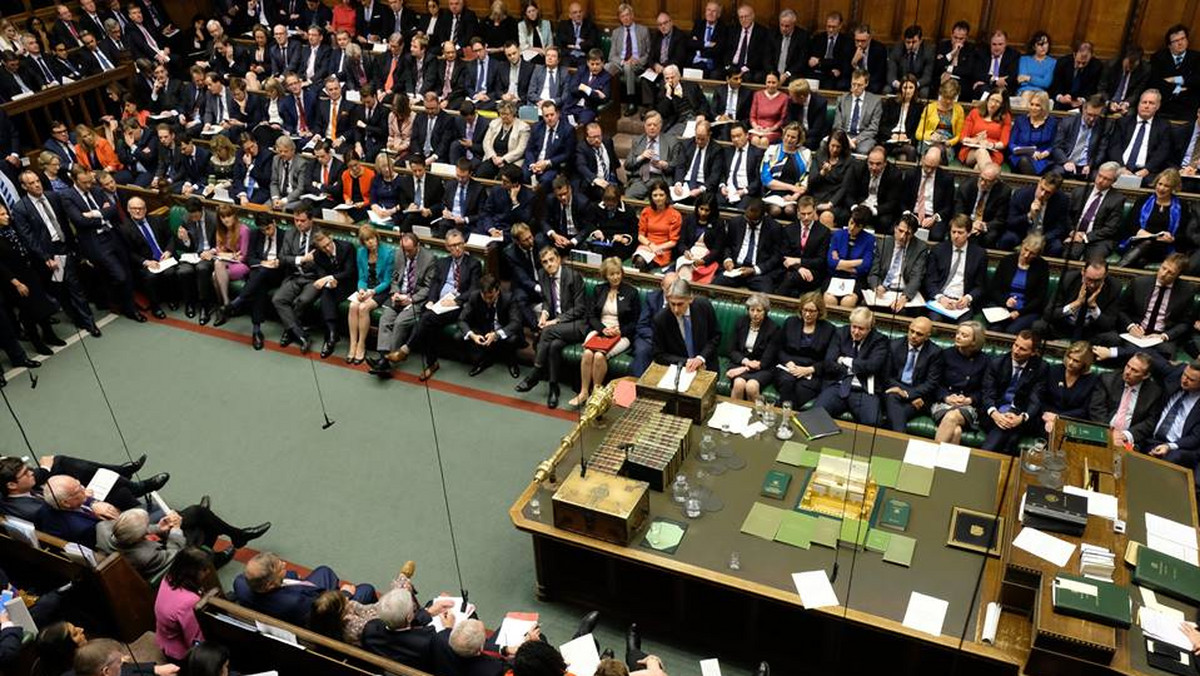 Brytyjska Izba Gmin przyjęła wczoraj wieczorem projekt rządowej ustawy zapewniającej ramy prawne wyjścia kraju z Unii Europejskiej. Dalsze prace będą kontynuowane przez Izbę Lordów.