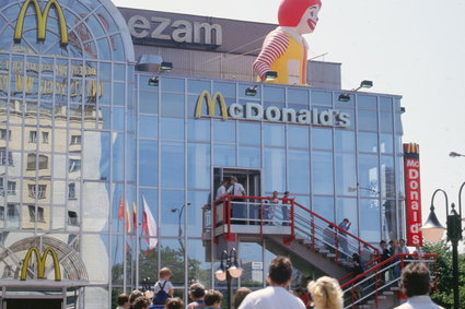 29 lat temu ruszył pierwszy McDonald’s w Polsce. Ile wtedy kosztował Big Mac? [WIDEO]