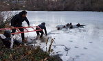 Lód załamał się pod grupą nastolatków. Jest nagranie