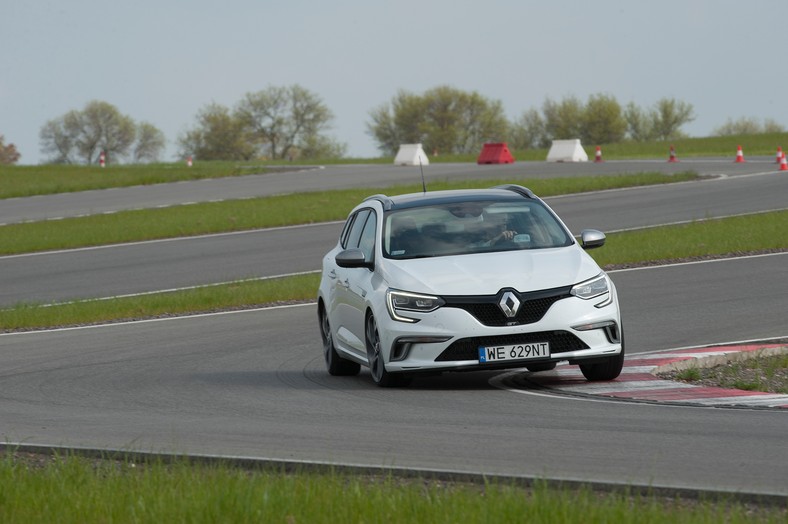 Renault Megane GT vs. VW Golf R