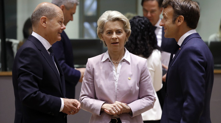 A nyitóképen: Olaf Scholz német kancellár, Ursula von der Leyen, az Európai Bizottság elnöke és Emmanuel Macron francia elnök / Fotó: MTI/EPA/Olivier Hoslet