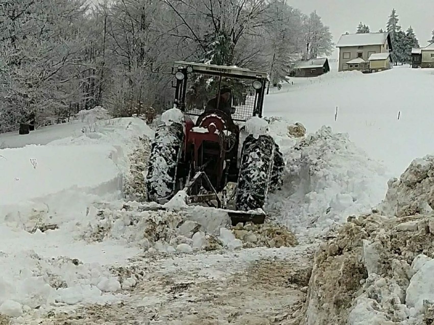 Osmoro meštana, među njima i beba, na vreme stiglo u Dom zdravlja zahvaljujući dvojici komšija