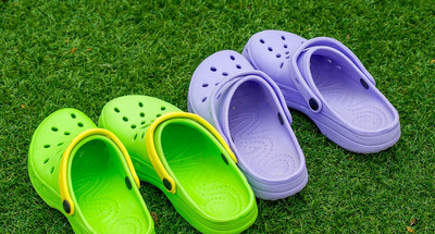 Nosisz gumowe chodaki? Ortopeda ostrzega: to nie są dobre buty na lato