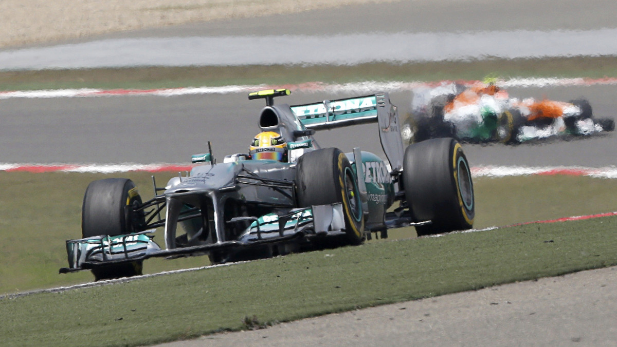 Lewis Hamilton wywalczył pole position przed wyścigiem o Grand Prix Chin Formuły 1. Dla Brytyjczyka z teamu Mercedes jest to pierwsze zwycięstwo w kwalifikacjach w tym sezonie. Wielką sensacją są wyniki Red Bulla - Sebastian Vettel został sklasyfikowany na 9. miejscu, a Mark Webber na 14.