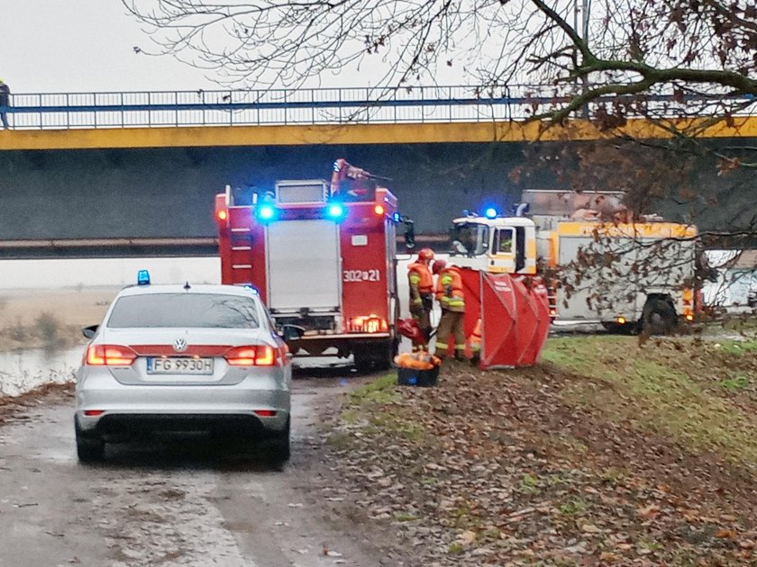 Dramat nad rzeką. W zatopionym samochodzie znaleziono zwłoki